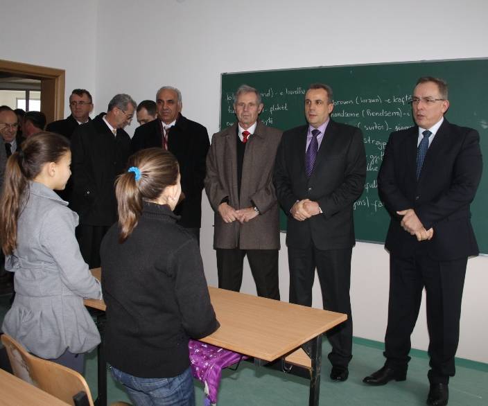 Ministri Buja përuroi dy shkolla dhe një institucion parashkollor  