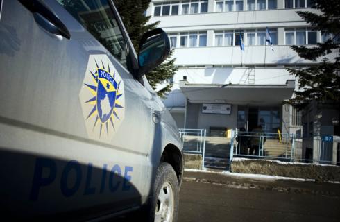 Dy persona vdesin dhe kater lëndohen në një aksident trafiku në në Deçan