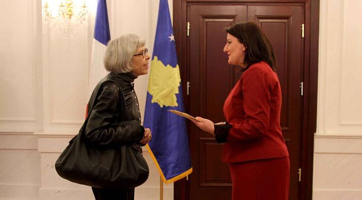 Jahjaga pranon letrat kredenciale të ambasadores së Francës Daviet