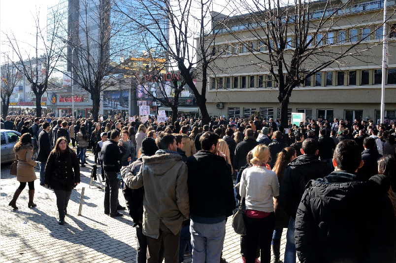 Policia korrekte ndaj të protestuesve të arrestuar