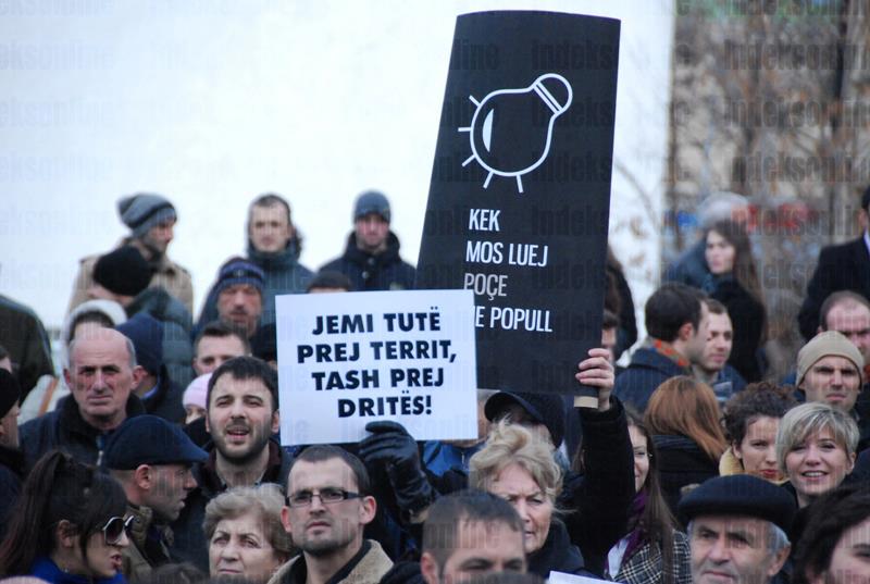 Qindra qytetarë protestuan sot para KEK-ut