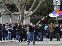 Serbët protestojnë kundër operacioneve në veri të Mitrovicës