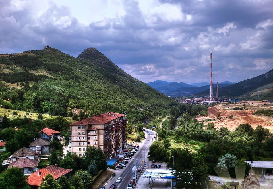 Bllokuesit e rindërtimit tensionojnë situatën në veri