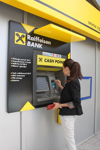 Raiffeisen Bank instalon bankomatin e 100-të