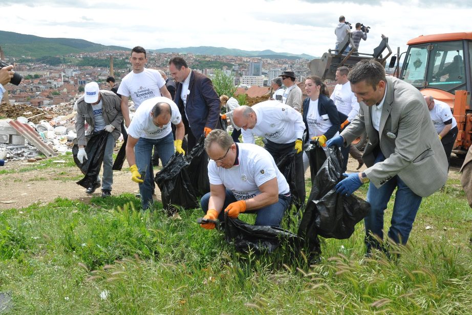 Ministri Buja mori pjesë në fushatën “Ta pastrojmë Kosovën” 