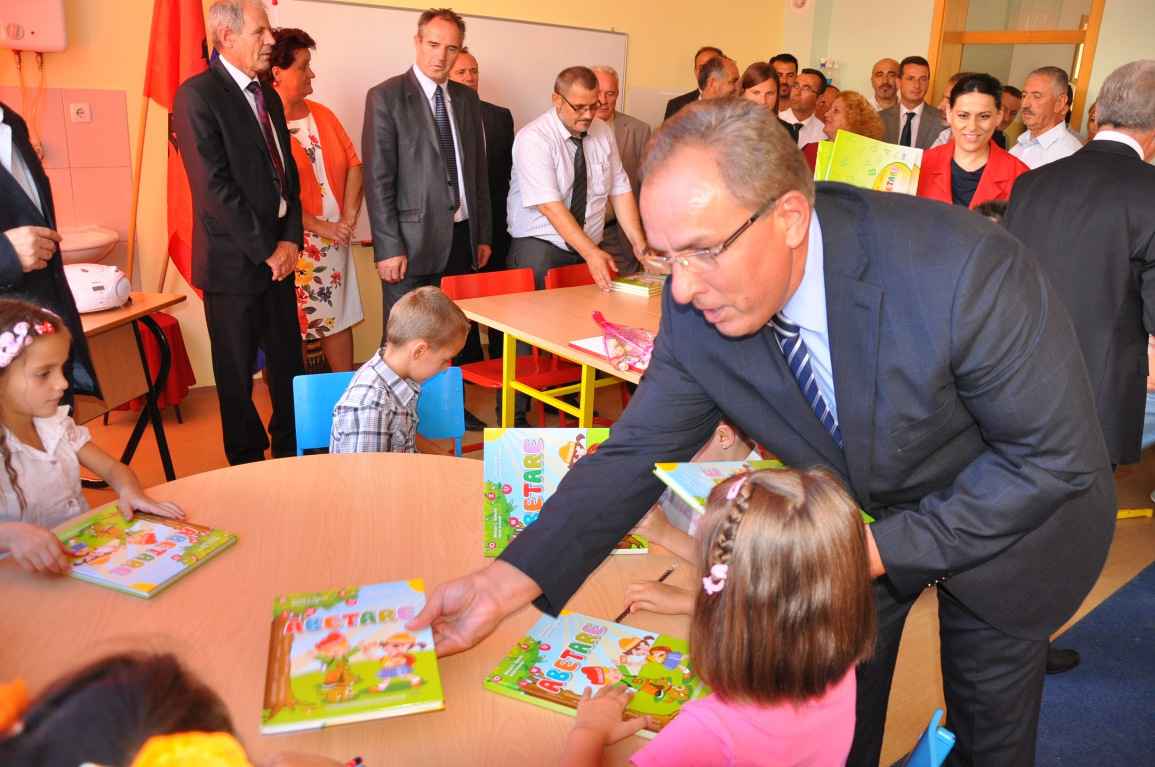 Ministri Buja shpërndau Abetaren për nxënësit e klasës së parë