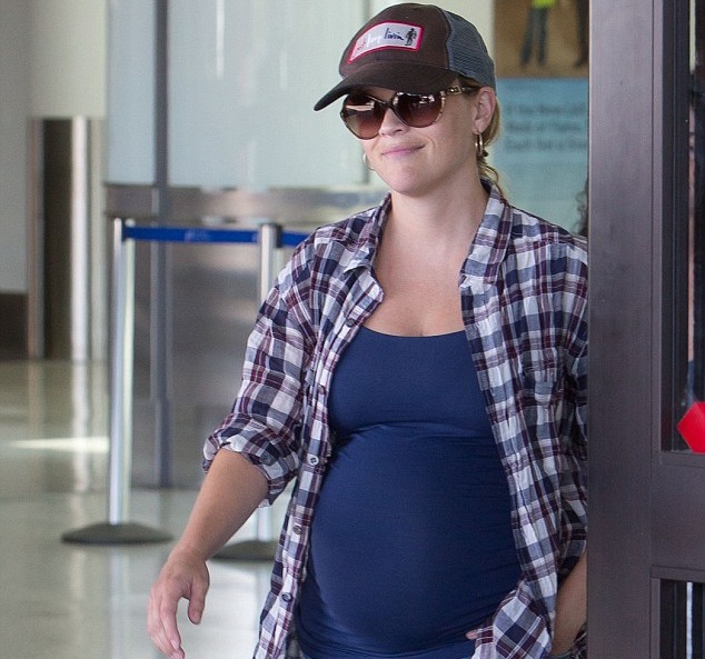 Reese Witherspoon në muajin e gjashtë të shtatzanisë 
