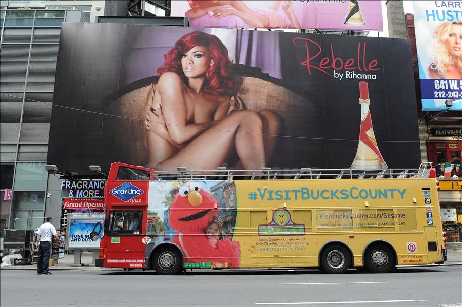 Rihanna lakuriq në mes të sheshit “Times Square” 