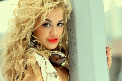 Rita Ora u thotë shqiptarëve “I love you”