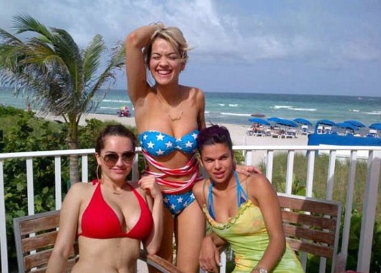 Rita Ora postoi në një rrjet shoqëror fotografi erotike