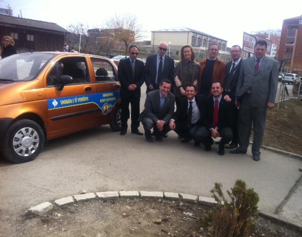 Rotary Club dhuroi një automjet për Shoqatën e të Verbërve 