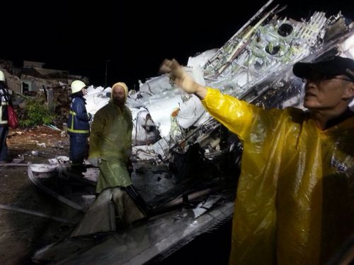 Rrëzohet një avion tajvanez, vdesin 48 persona