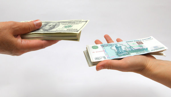 Rubla ruse bie në pikën më të ulët kundrejt dollarit amerikan