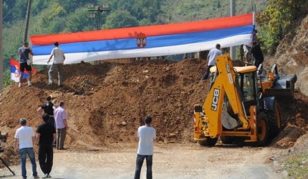 Serbët bëjnë barrikadë 5 metra e lartë në Veriun e Kosovës