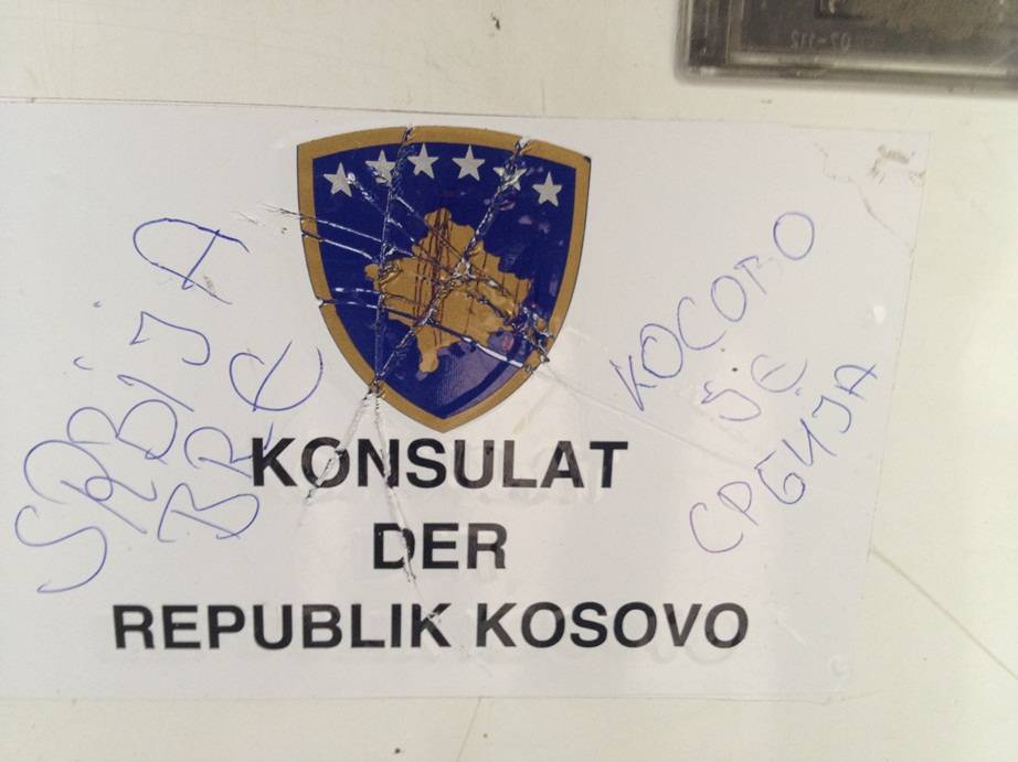 Dëmtohen simbolet e Republikës së Kosovës në Frankfurt