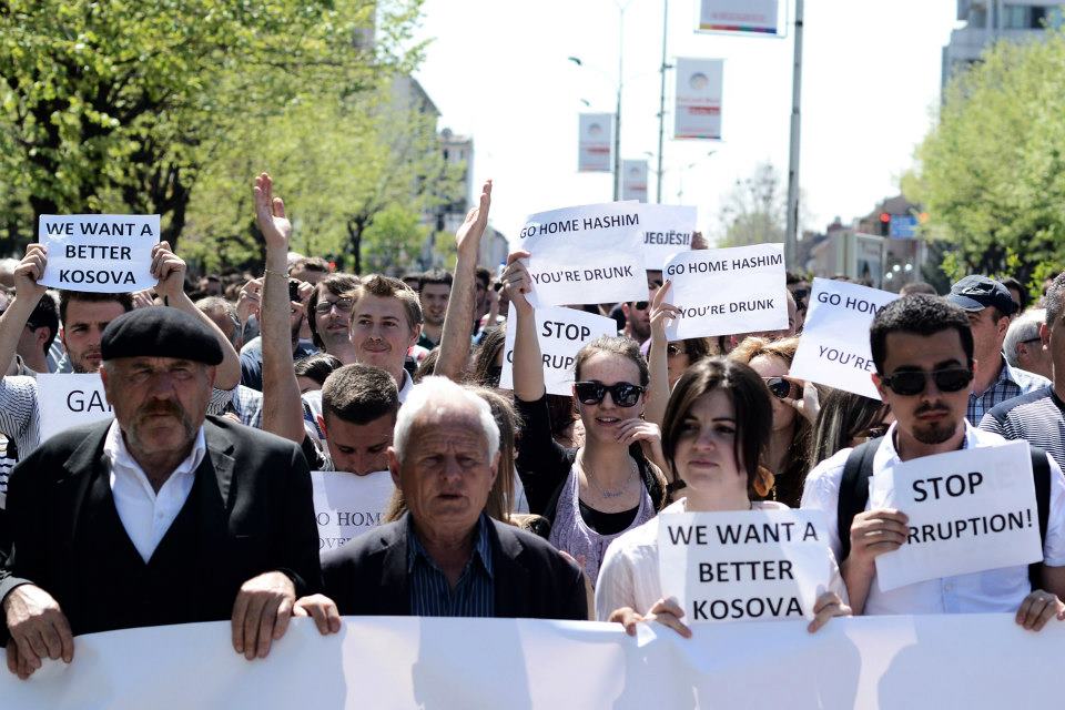 Mijëra qytetarë protestojnë kundër hajnisë