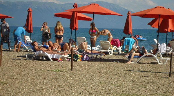 Struga po 'pushtohet' nga turistët