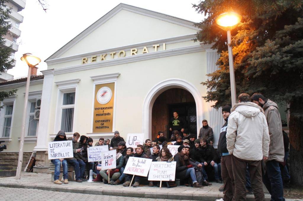 Studentët bllokojnë punën e rektoratit kërkojn dorëheqje 