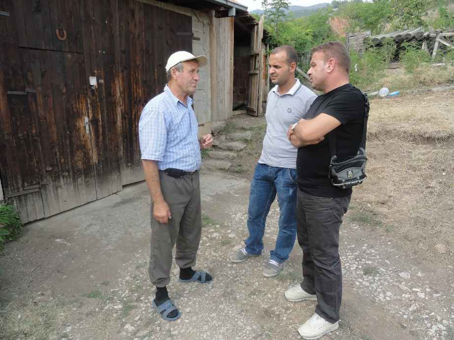 Serbët ia bllokojnë rrugën, por nuk e braktis shtëpinë 