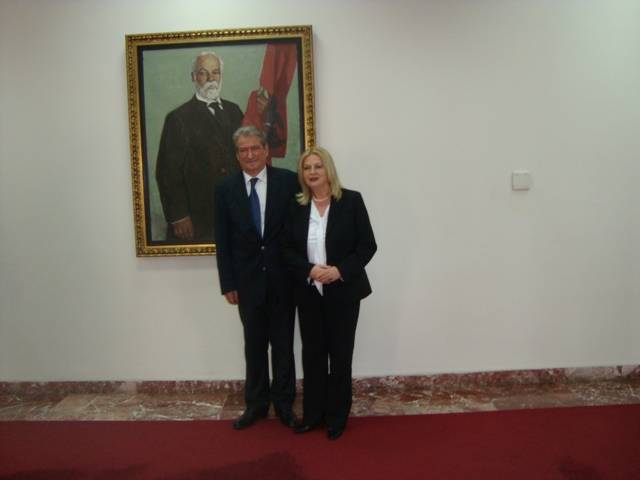 Ministrja Tahiri pritet nga Kryeministri Berisha