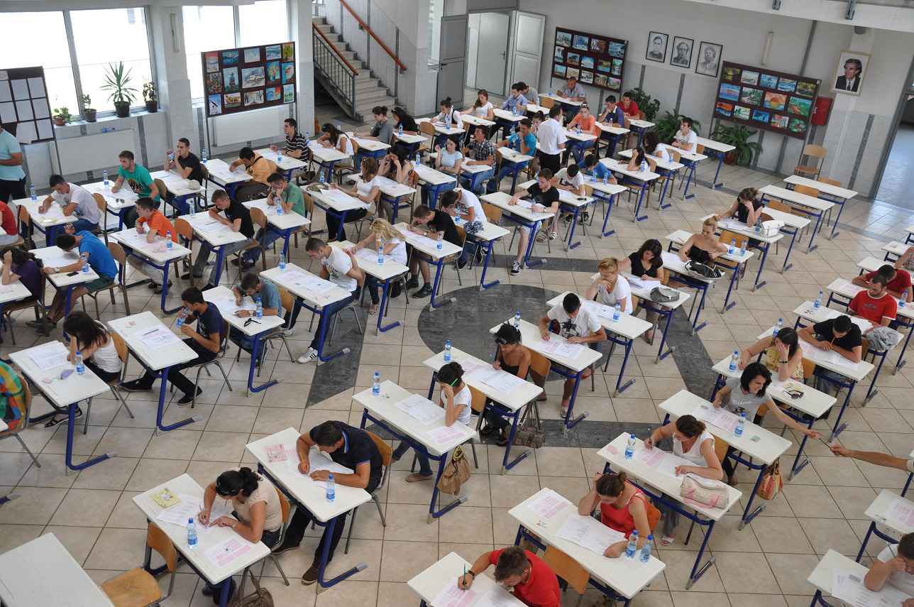 15650 nxënës do t'i nënshtrohen sot testit të maturës 
