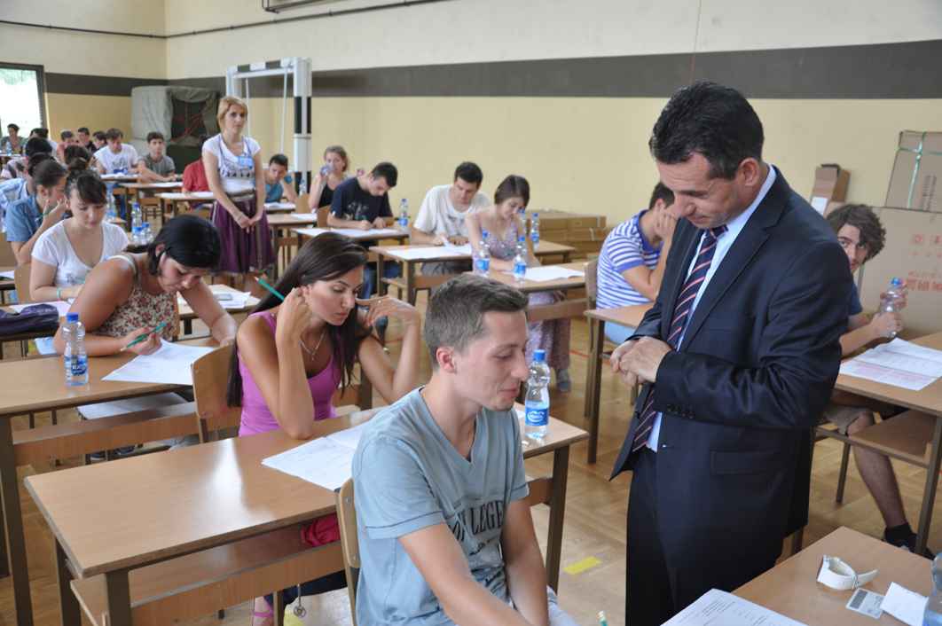 Rreth 11 mijë maturantë sprovojnë dijen në testin e maturës