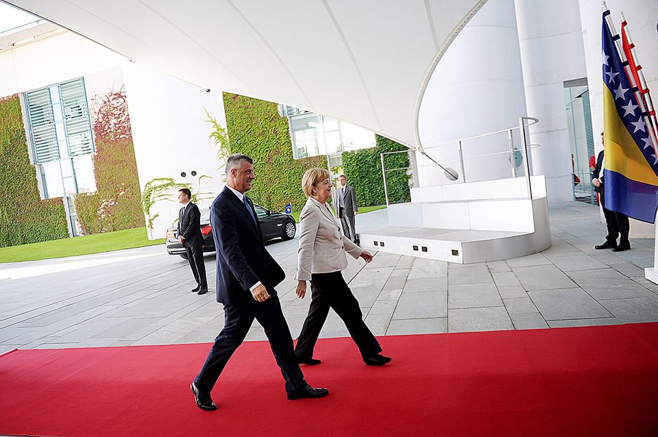 Thaçi bisedon me Merkelin për investimet gjermane në Kosovë