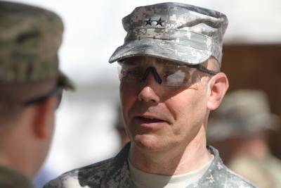 Gjeneral majori amerikan Timoti Orr viziton Kosoven