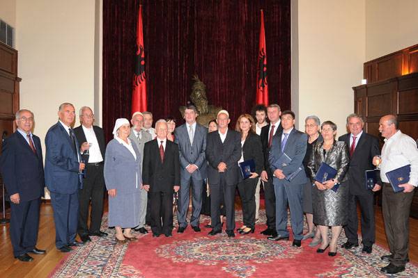 Topi nderon Adem Jasharin, Demaçin dhe personalitete tjera nga Kosova