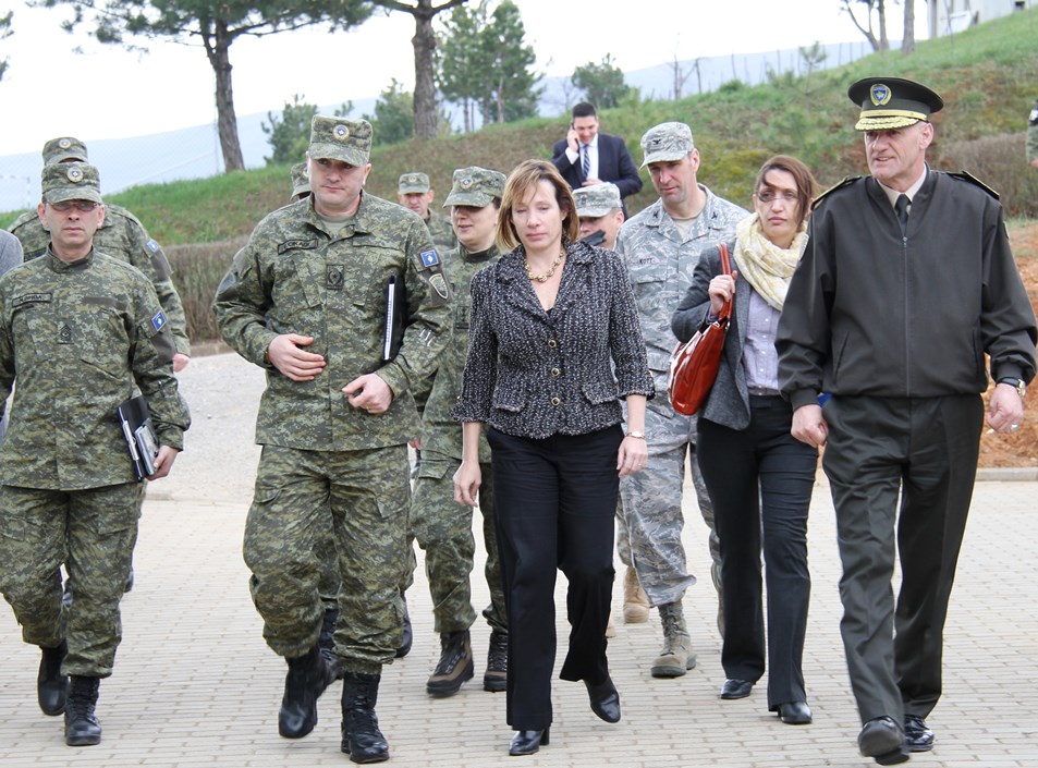 Jacobson vizitoj komandën e doktrinës dhe stërvitjes së FSK-së