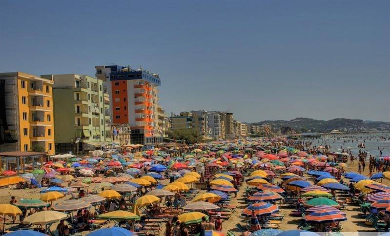 Turistët shqiptarë kanë harxhuar më shumë se të huajit në Shqipëri
