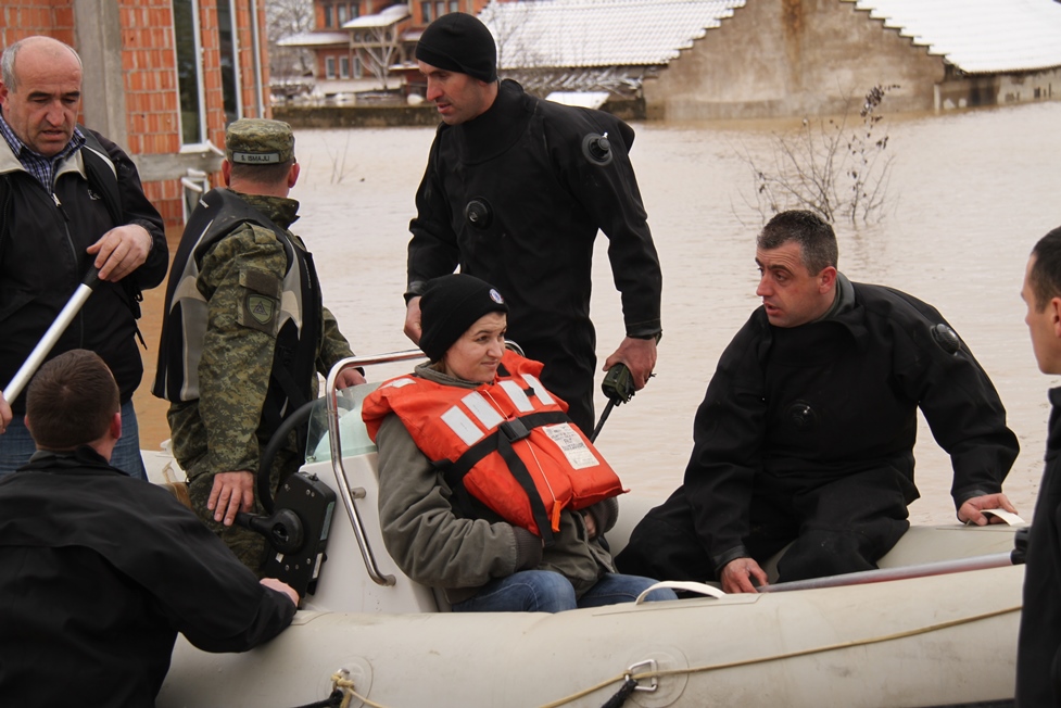 FSK ndihmon qytetarët e Klinës pas përmbytjeve