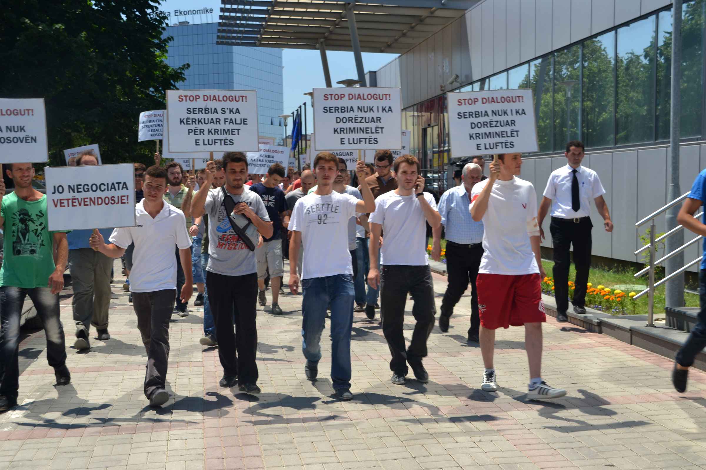 Vetëvendosje protestuan kundër bisedimeve Kosovë - Serbi