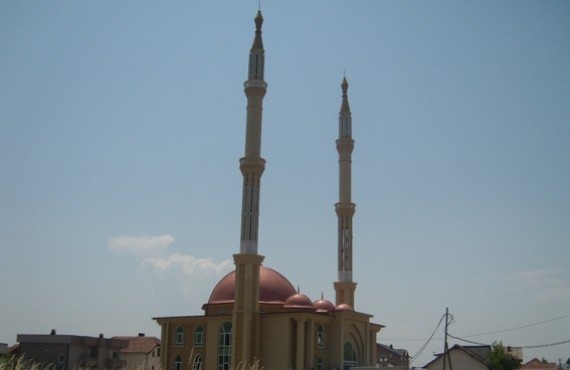 Xhamia përurohet-mosmarrëveshjet vazhdojnë