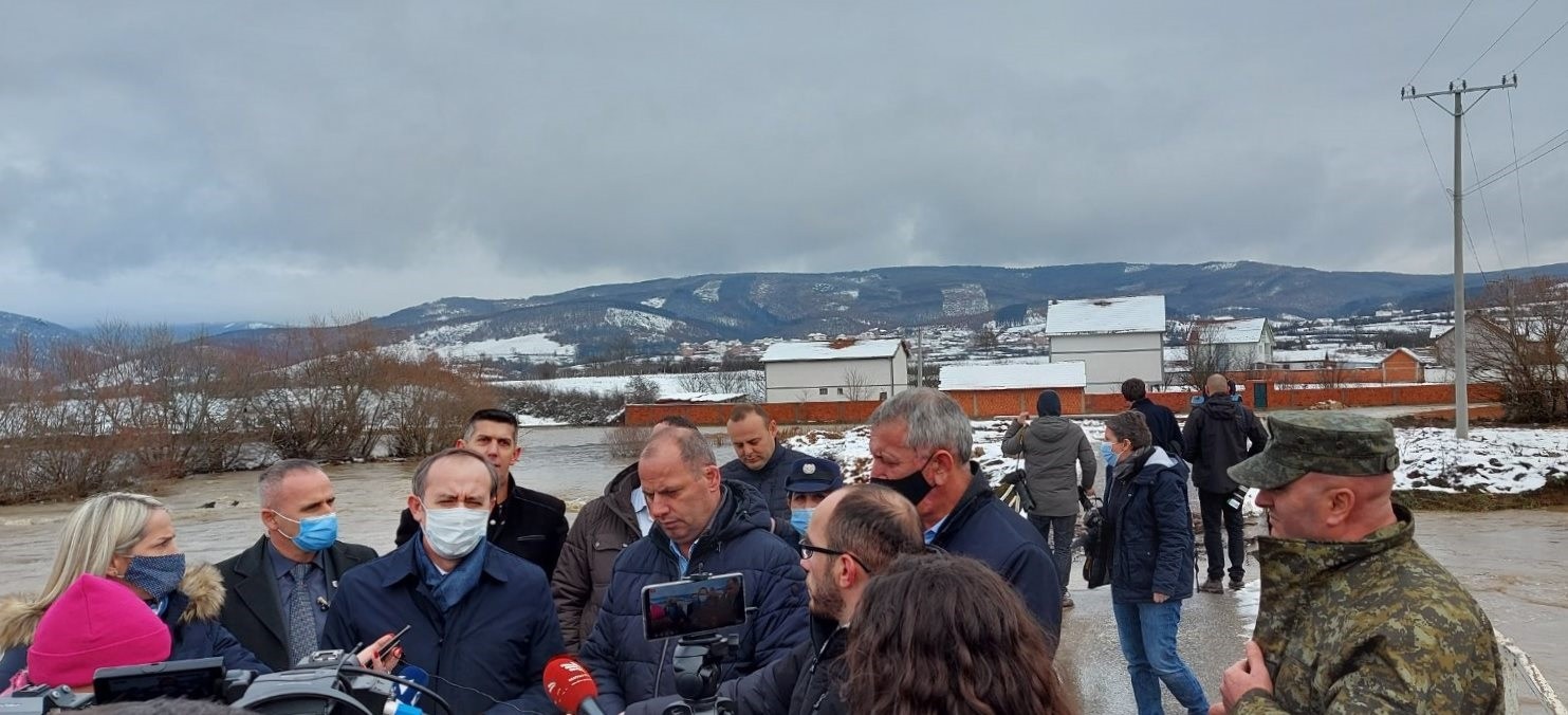 Kryeministri dhe Ministri i Mbrojtjes vizitojnë fshatin Dobroshec të Drenasit