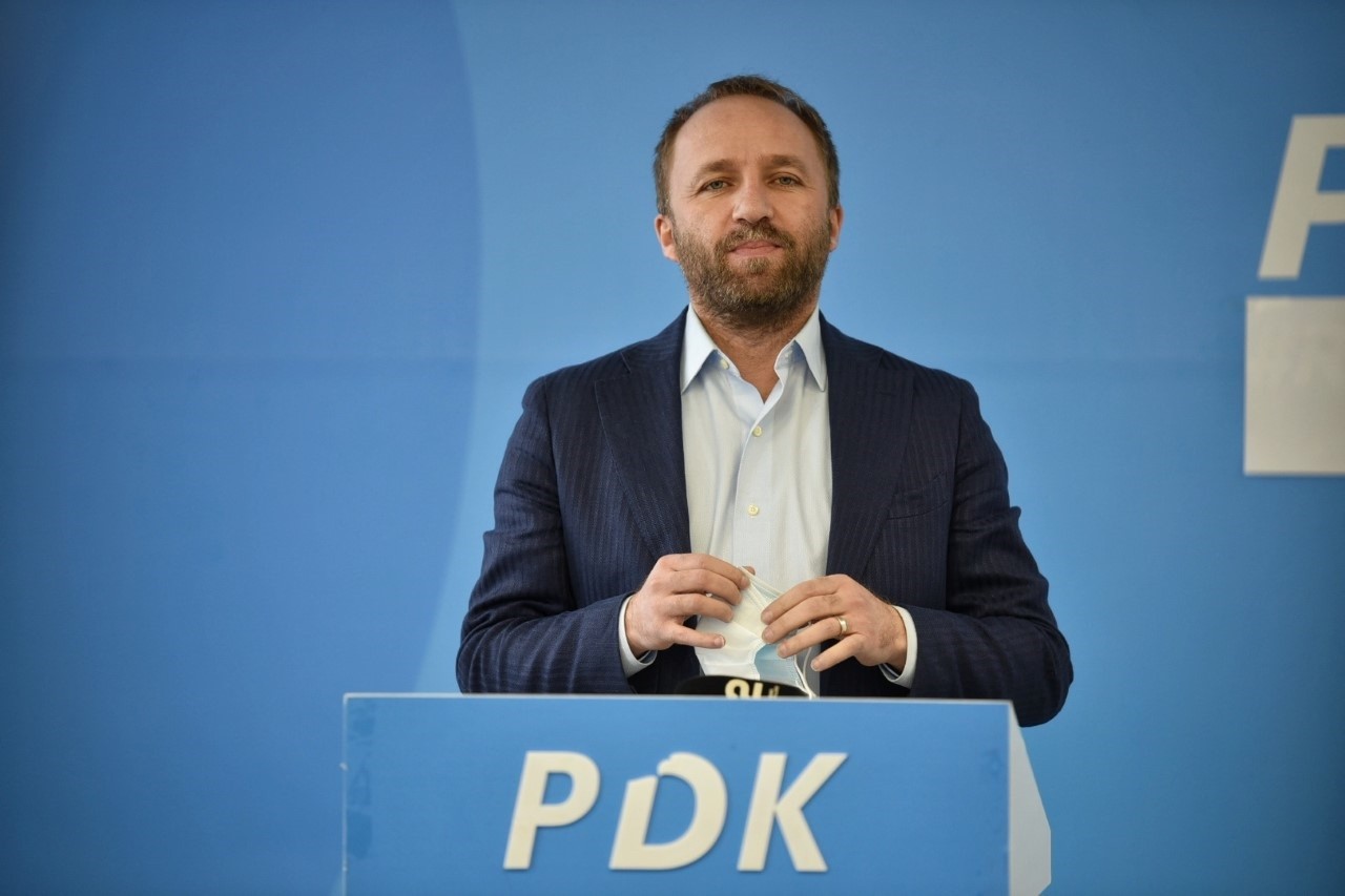 Moti pengesë për qytetarët që të votojnë, qeveria po dështon të mirëmbajë rrugët