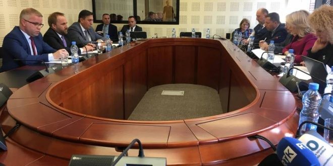 Ministri Tahiri raporton para Komisionit për rekrutimin e noterëve të rinj