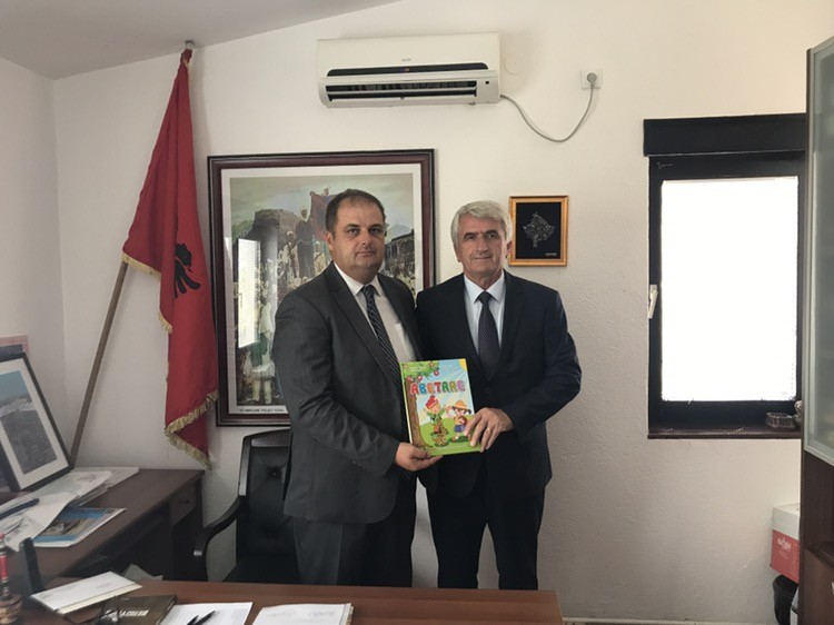 Berdyna në Ulqin i dorëzoi tekstet e Abetares për fatosat shqiptarë në Mal të Zi
