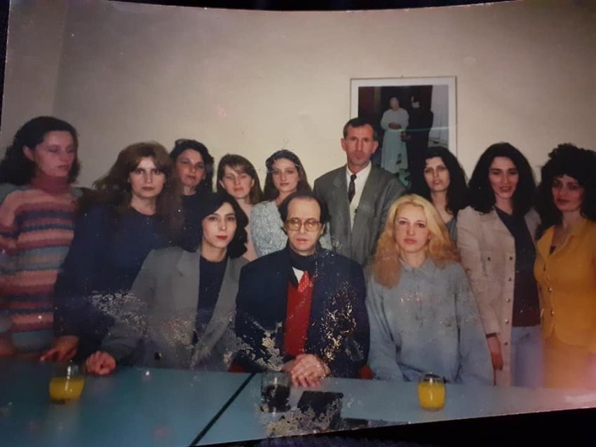 Gra e vajza te Presidenti historik i Kosovës, dr. Rugova, por cili ishte ky burrë në prapavijë në vitin 1997?