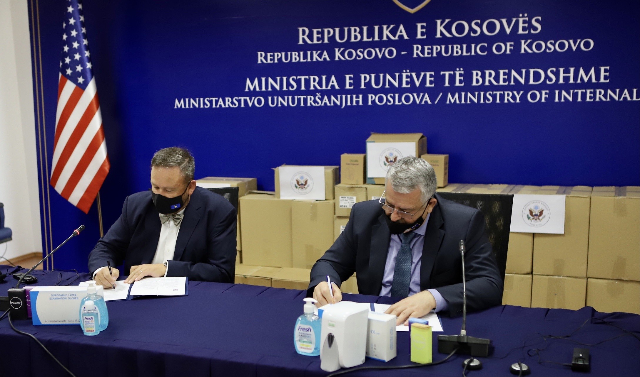 Ambasada Amerikane dhuroi donacion për Ministrinë e Punëve të Brendshme