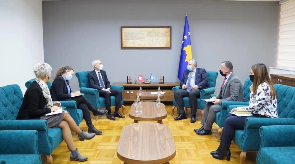 Ministri Veliu priti në takim njoftues Ambasadorin zviceran në Kosovë