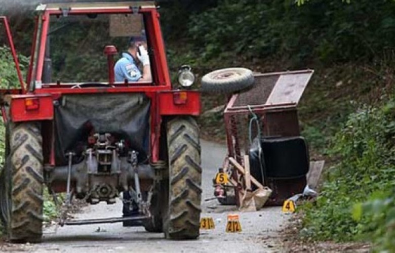 Katërmbëdhjetëvjeçari shkel me traktor babain