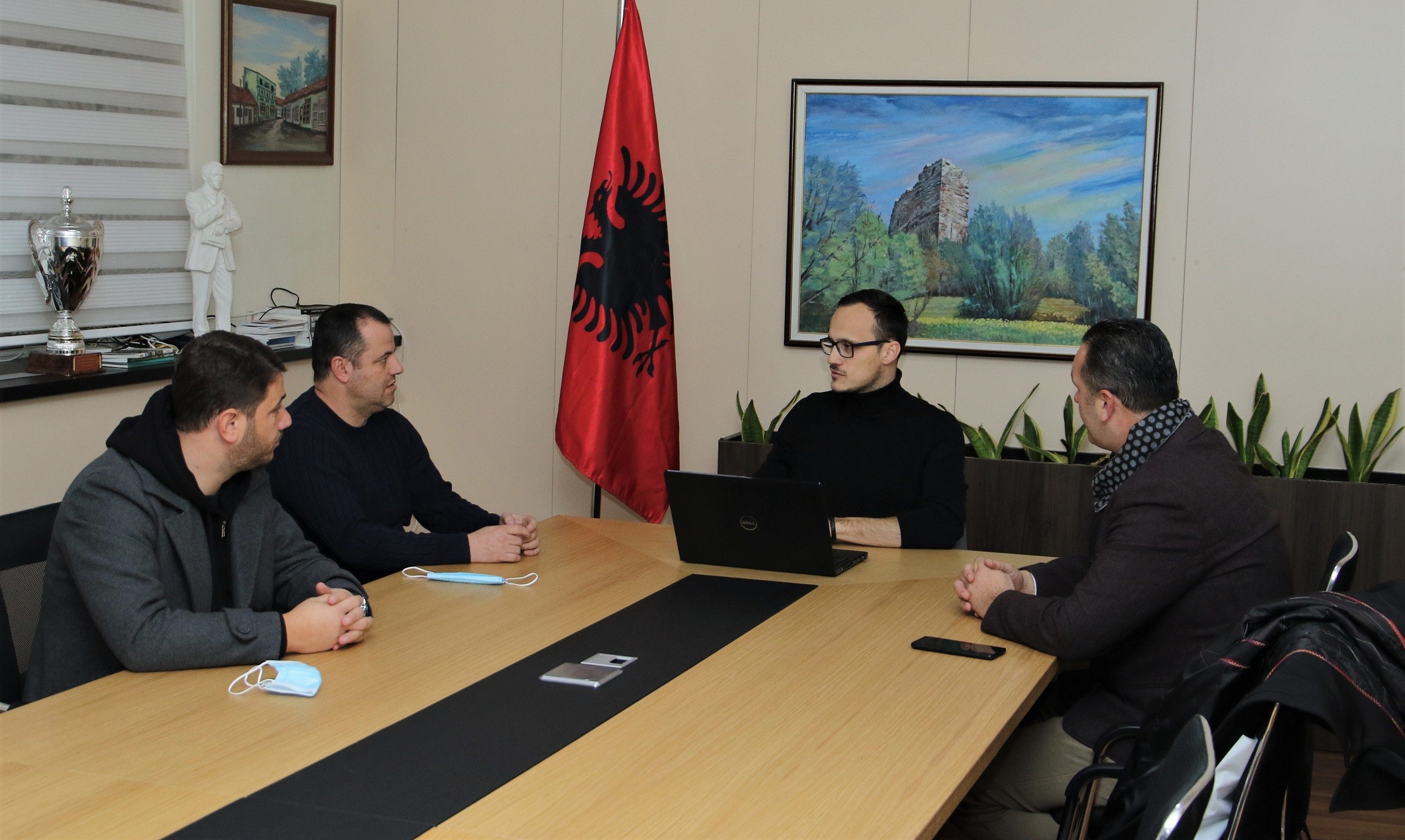 Diskutohet procesi i përfundimit të stadiumit në Gjilan