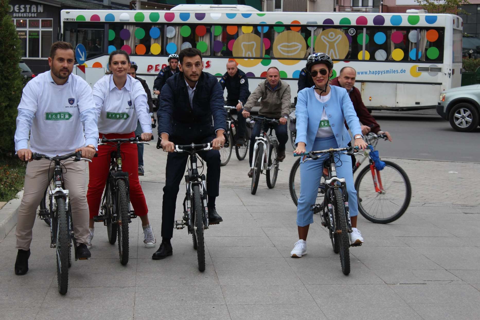 Ministrja Reshitaj në punë me biçikletë