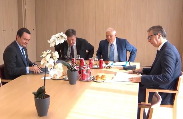 Kosova dhe Serbia arrijnë marrëveshje, heqin dokumentet për hyrje-dalje