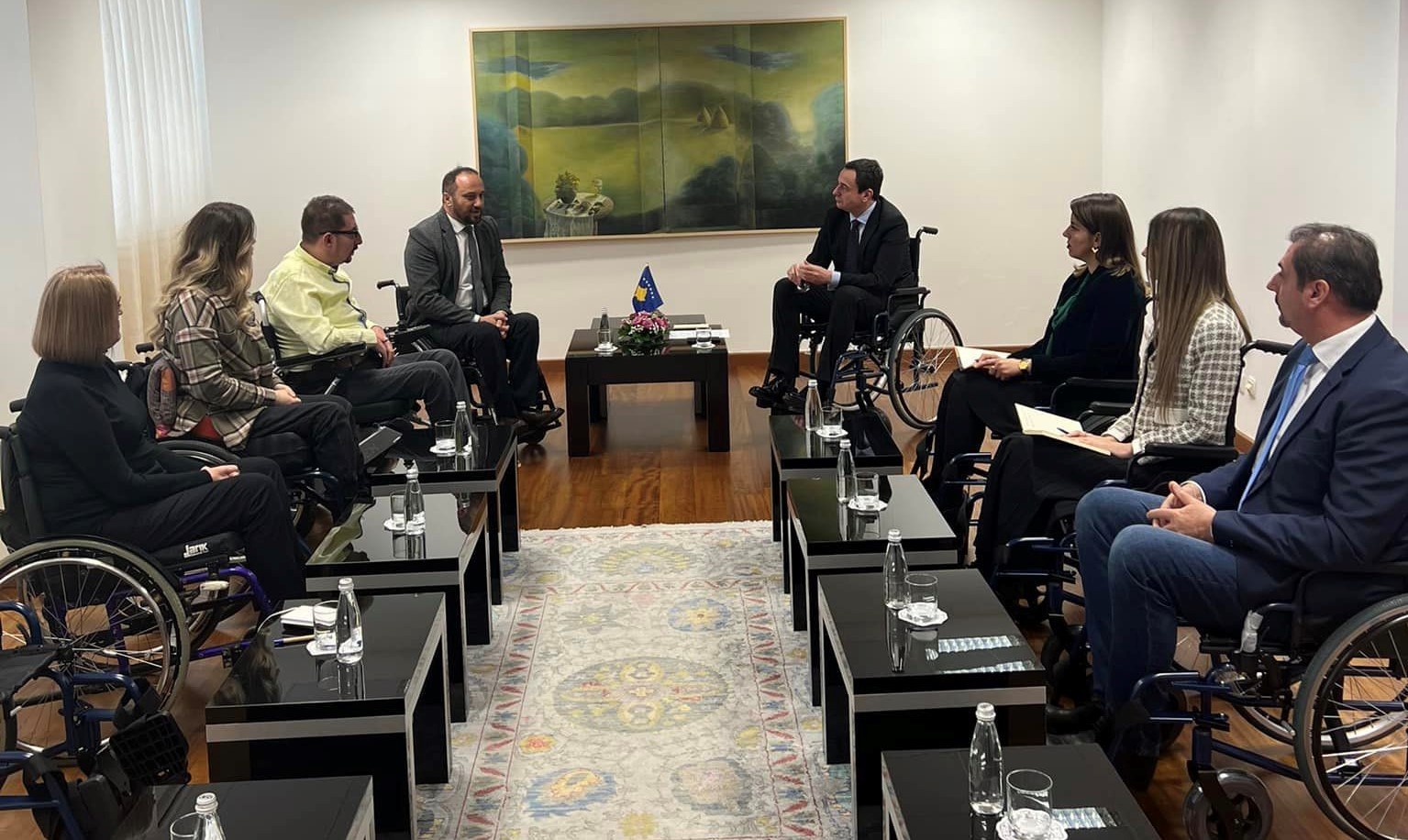Krerët institucionalë solidarizohen duke u ulur në karrocë