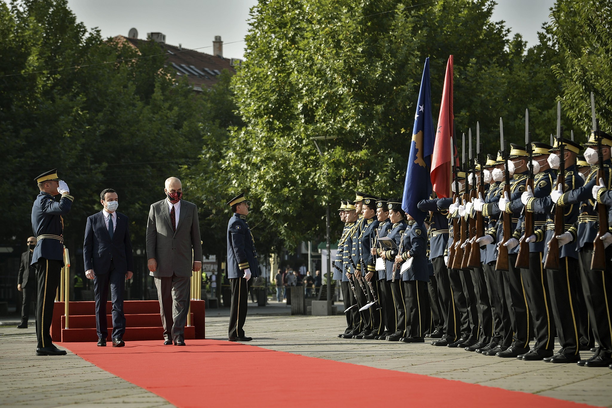 Kryeministri Rama pritet me ceremoni shtetërore nga kryeministri Kurti 