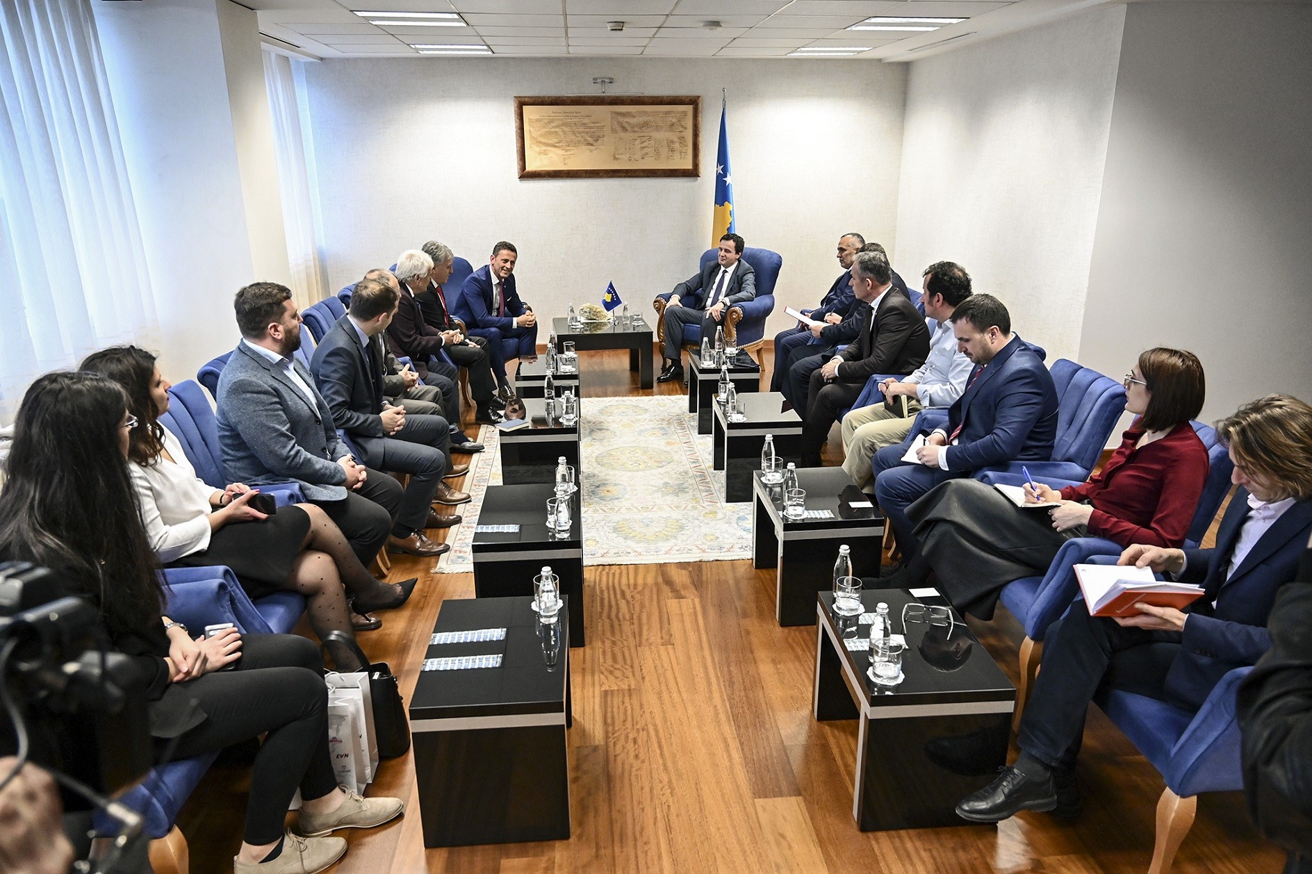 Kryeministri Kurti kërkon koordinim të prodhuesve dhe tregtarëve shqiptarë