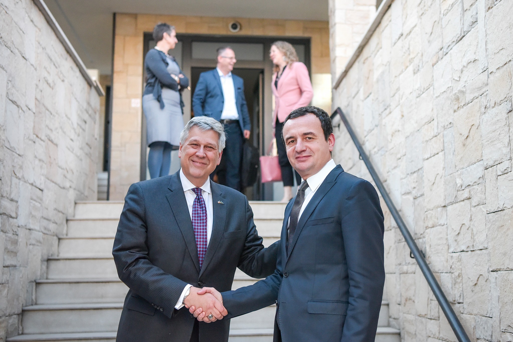 Ambasada amerikane shprehë mbështetjen për projektet e qeverisë së ardhshme