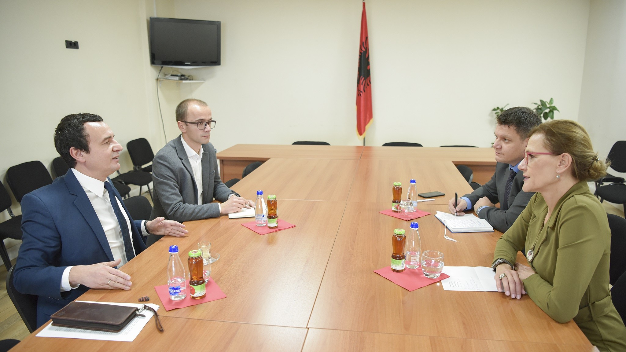 Kurti njoftoi Ambasadoren Barišić për procesin e negociatave LDK-në